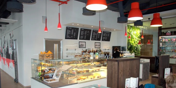 Vydatná domácí polévka a pečená brambora s náplní v bistru Cup and Cake