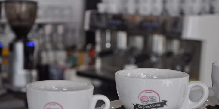 Vydatná domácí polévka a pečená brambora s náplní v bistru Cup and Cake