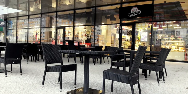Vydatná domácí polévka a pečená brambora s náplní v bistru Cup and Cake