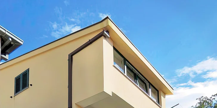 Ubytujete se v apartmánech Vila Gita, cca 300 m od pláže.