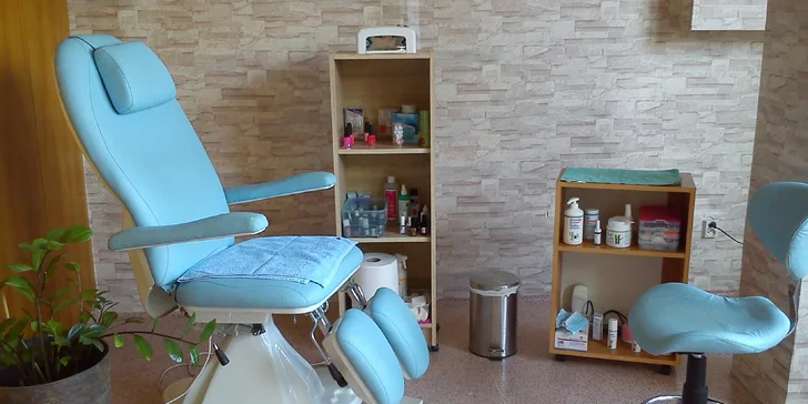 60minutová pedikúra pro dokonalé nohy