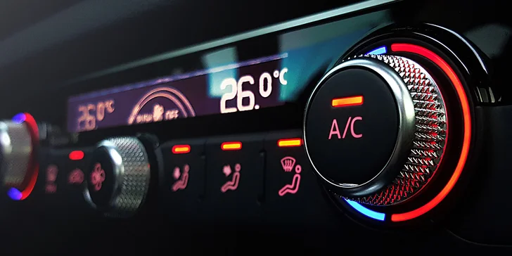 Čištění a plnění autoklimatizace s dezinfekcí vozu ozónem