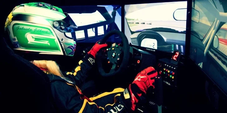 30 minut jízdy na autentickém race simulátoru
