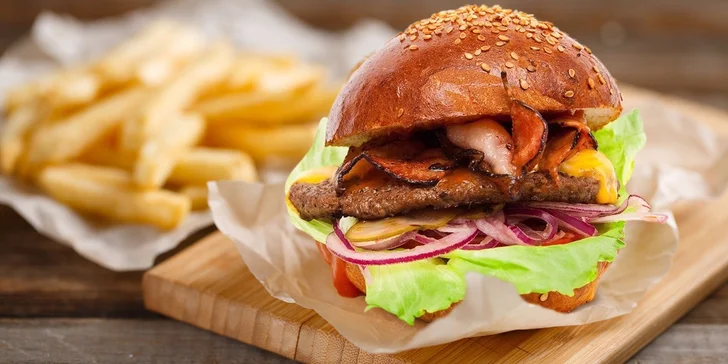 Naducané burgery z Tom's Burger včetně hranolků, salátu Coleslaw a piva