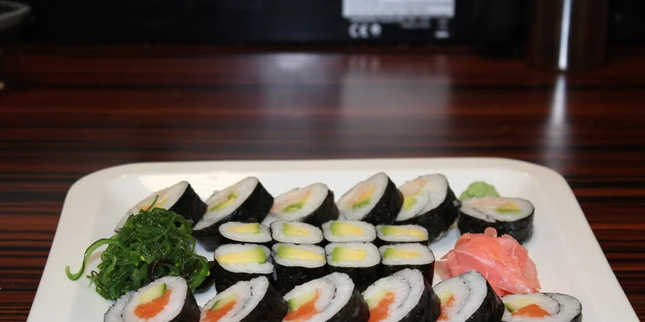 Srolované asijské pochoutky: Barevné sushi sety pro gurmány