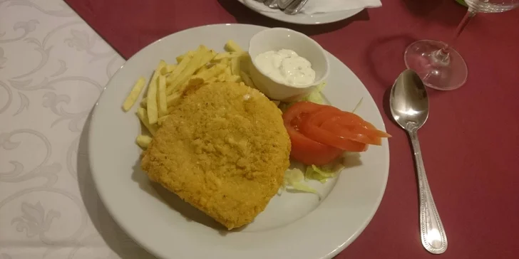 Chutná klasika pro dva jedlíky – smažený sýr s hranolky a tatarkou