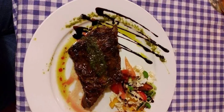 Dva steaky z argentinského býčka s přílohou a lahví vína