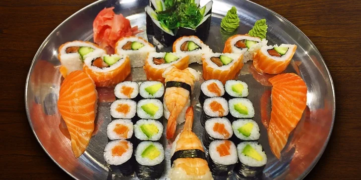Srolované asijské pochoutky: Barevné sushi sety pro gurmány