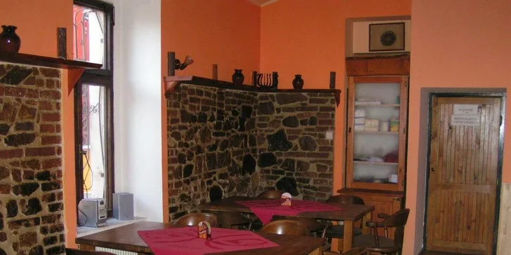Naložte si kilo nebo kilo a půl kuřecích křídel s pikantní omáčkou