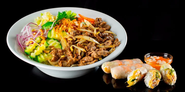 Výběr z menu v asijském bistru: jarní a letní závitky a hlavní jídlo