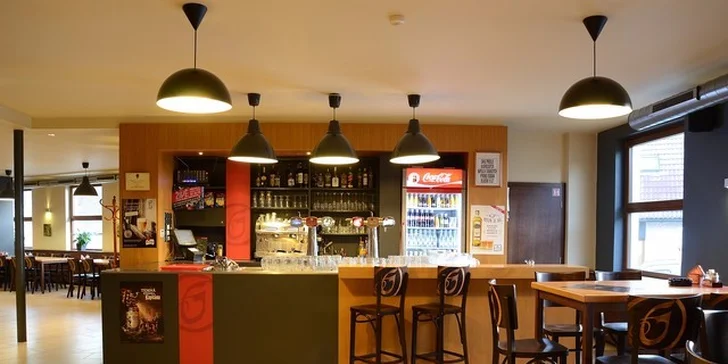 Burger s hovězím nebo kuřecím masem, hranolky a omáčka