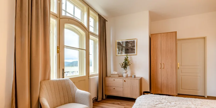Apartmán je zariadený v elegantnom štýle.