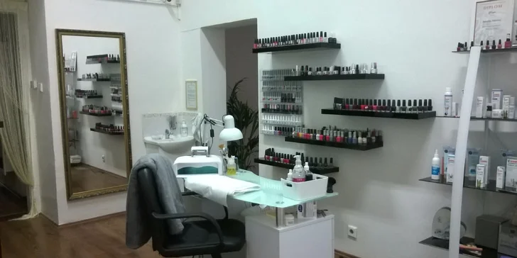 Péče o nehty: gel lak s manikúrou a masáží rukou v Legerově ulici