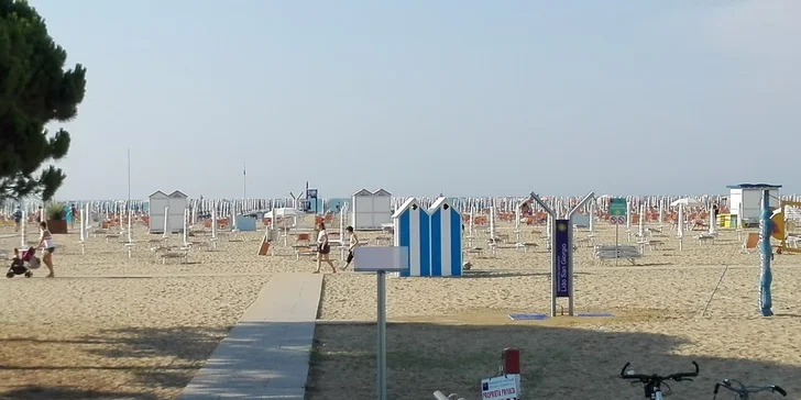 Jelikož se zpátky do ČR odjíždí až kolem 21:30, určitě si po koupání ještě užijte večerní atmosféru třeba při procházce městem nebo posezení nad skleničkou vína.