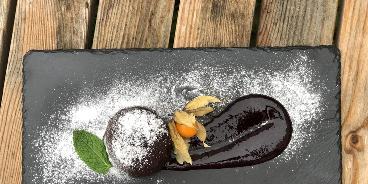 Čokoládový fondant s malinovou omáčkou bude sladkou tečkou na závěr.