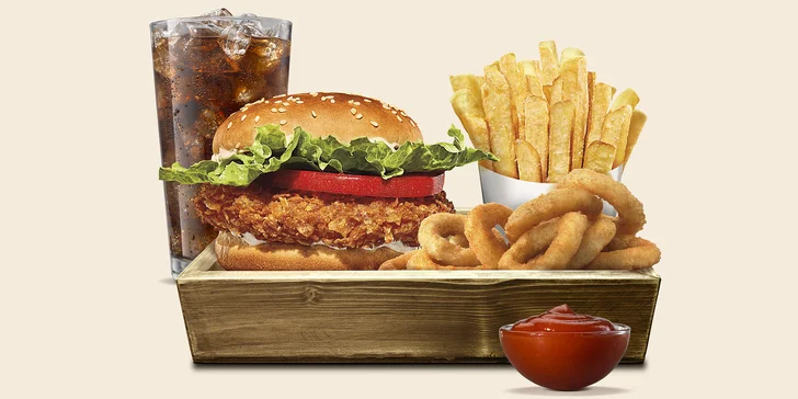 V menu najdete kromě skvělého burgeru také hranolky, cibulové kroužky, nápoj a libovolnou omáčku z aktuální nabídky.