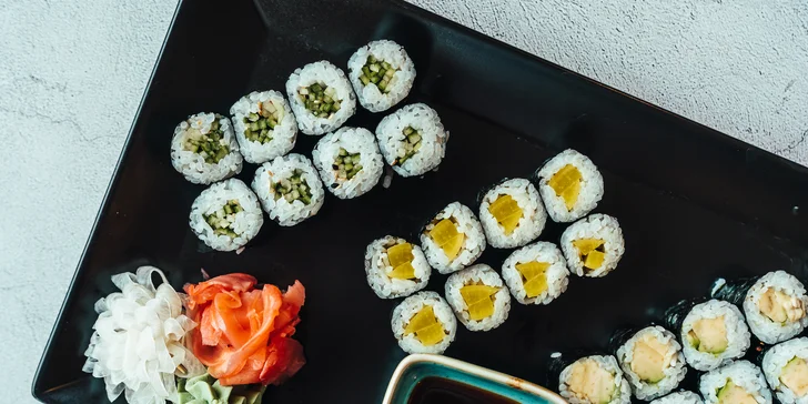 Maki set, to je 24 maki s lososem, avokádem a okurkou. 