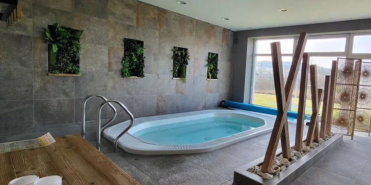 Ve wellness je vířivka, sauna s ochlazovacím bazénkem a relaxační místnost. Vstup do sauny se hradí zvlášť, máte na něj 10% slevu.