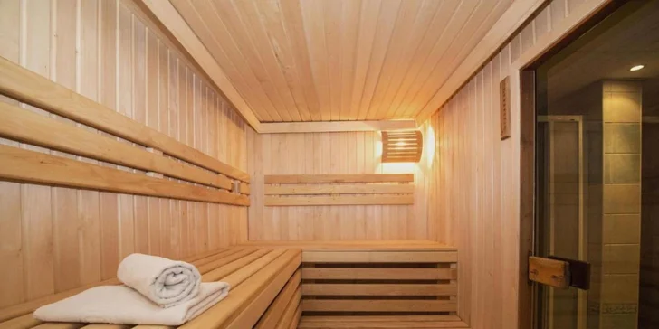 Součástí wellness centra je mimo jiné sauna.