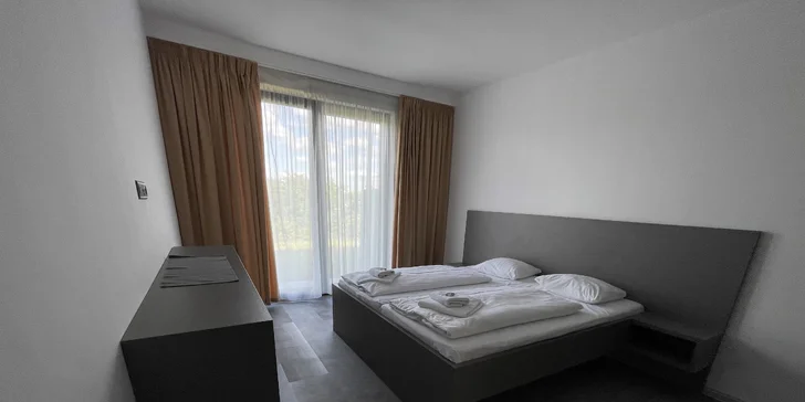 Apartmány mají velké pohodlné postele.