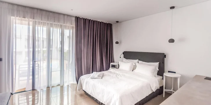Nechybí ani minibar, TV, Wi-Fi připojení, lednička a rychlovarná konvice.