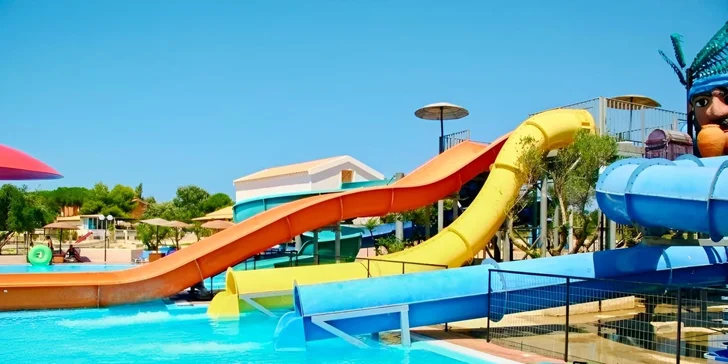 Srdcem hotelového života je rozsáhlý bazénový areál, kterému dominuje aquapark s několika tobogány a skluzavkami.