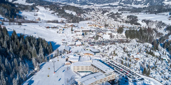 Hotel leží přímo na sjezdovce, která je součástí skiareálu Fieberbrunn.