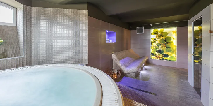 Vo wellness sa nachádza parná a fínska sauna, luxusná vírivka Infinité a vyhrievané ležadlá.