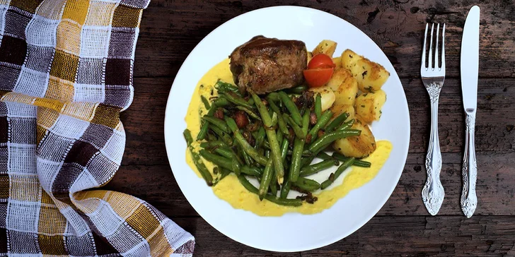 Steak z hovězí svíčkové, fazolové lusky a opékané brambory