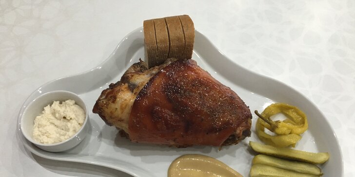 1,2 kg grilovaného vepřového kolena s bylinkovým chlebem v restauraci Savoy