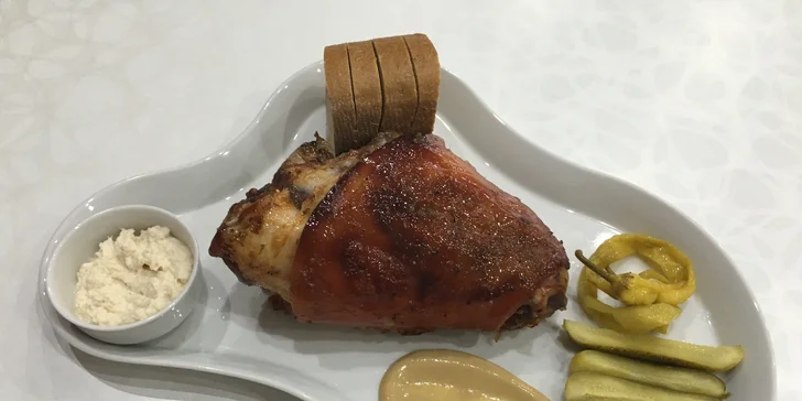 1,2 kg grilovaného vepřového kolena s bylinkovým chlebem v restauraci Savoy