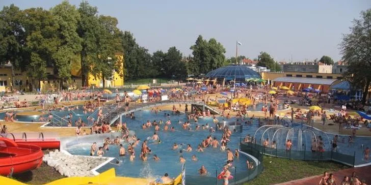 Celodenní dovádění ve venkovním aquaparku Koupelky pro rodiny i jednotlivce