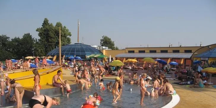 Celodenní dovádění ve venkovním aquaparku Koupelky pro rodiny i jednotlivce