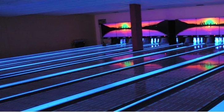 Tahle zábava má koule: 2 hodiny bowlingu na profi dráhách až pro 8 hráčů