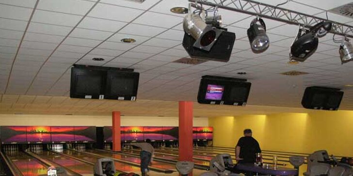 Tahle zábava má koule: 2 hodiny bowlingu na profi dráhách až pro 8 hráčů