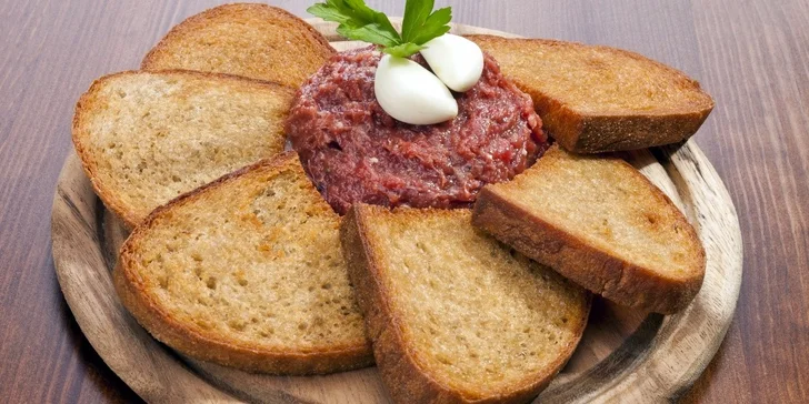 Poctivý 200g tatarák s topinkami ve stylovém krušnohorském penzionu