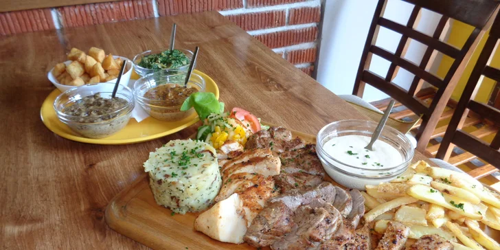 Steakové prkno s přílohami a zeleninou – pro dva i pro partu