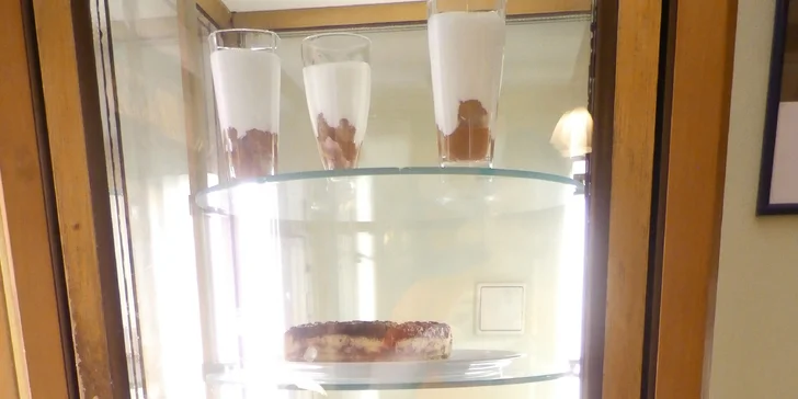 Voňavá káva a dezert z denní nabídky v Café Florian