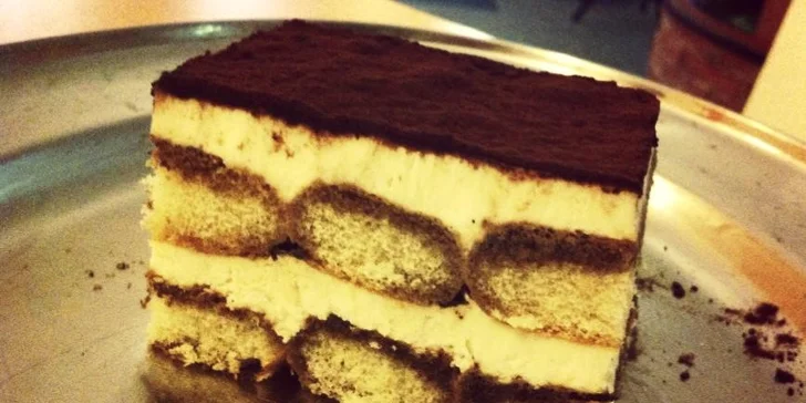 Voňavá káva a dezert z denní nabídky v Café Florian