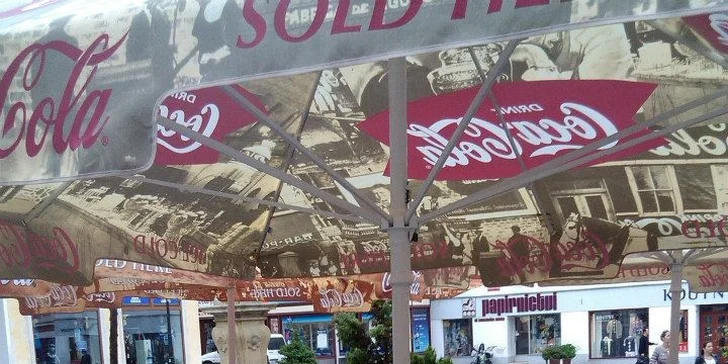 Voňavá káva a dezert z denní nabídky v Café Florian
