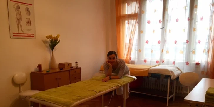 Asijská omlazující péče o obličej: Masáž Gua Sha a baňková masáž