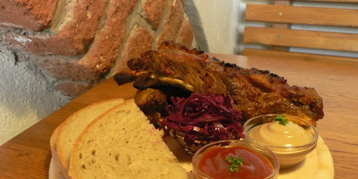2x 450 g propečených a marinovaných žeber s chlebem a zelným salátem