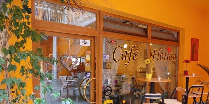 Voňavá káva a dezert z denní nabídky v Café Florian