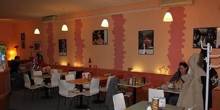 Voňavá káva a dezert z denní nabídky v Café Florian