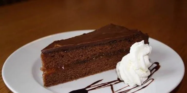 Voňavá káva a dezert z denní nabídky v Café Florian