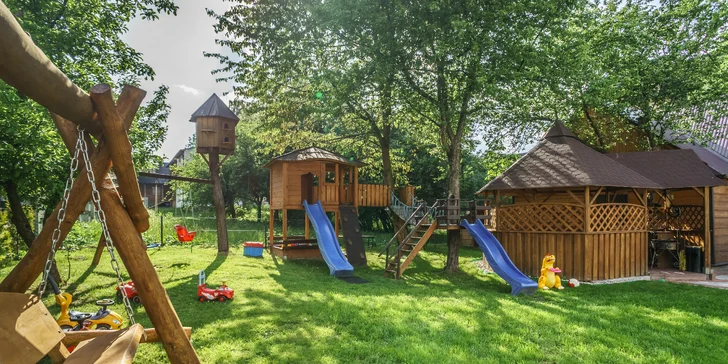 Na děti čeká parádní hřiště s domečky na stromech.
