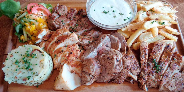 Steakové prkno s přílohami a zeleninou – pro dva i pro partu