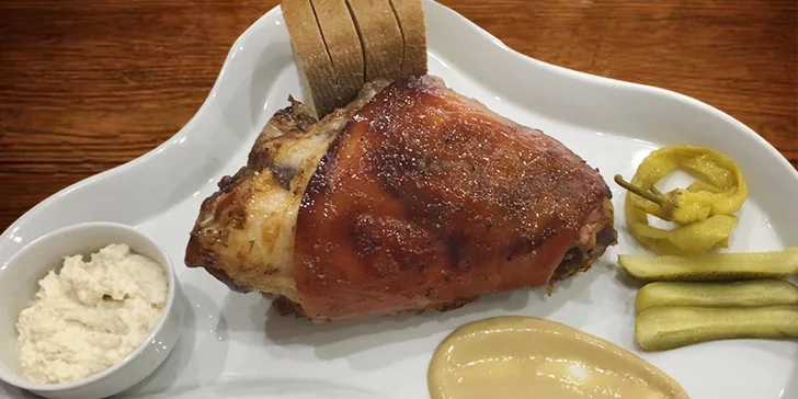 1,2 kg grilovaného vepřového kolena s bylinkovým chlebem v restauraci Savoy