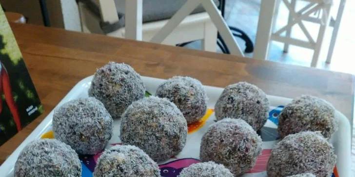 Zdravé mlsání: Raw brusinkové koule a dortíky k vyzvednutí