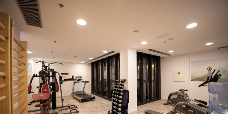 Pre hostí, ktorí aj na dovolenke chcú zostať aktívni, hotel disponuje moderne vybaveným fitness s kardio zónou a posilňovacími strojmi.